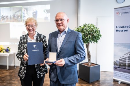 Von links nach rechts: Monika Buchalik, Vizepräsidentin der Landesärztekammer Hessen, und Prof. Dr. med. Thomas Weber*. Foto: Peter Jülich