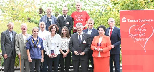 (Hochtaunuskreis und Main-Taunus-Kreis): vordere Reihe (v.l.n.r.): Landrat Michael Cyriax, Karl Hennemenn, Charlotte Schlosser, Frank Bender, Petra Geis (Ehefrau des verstorbenen Preisträgers, Robert Rohr), Nora Geis (Tochter des verstorbenen Preisträgers, Robert Rohr), Walter Gernhard, Landrat Ulrich Krebs, Rosemarie Steinkamp, Markus Franz, Vorstandsmitglied der Taunus Sparkasse. hintere Reihe (v.l.n.r.): Marc Fleischer-Pratschke, Paul Thiele und Uwe Mayer-Teske