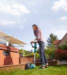 Das Problem: Noch immer existieren viele Geräte, die den Rücken dabei nicht hinreichend unterstützen. Wichtig bei der Wahl des Rasenmähers und –trimmers sind höhenverstellbare Teleskopstiele bzw. Holme. Diese ermöglichen eine aufrechte Körperhaltung und damit schmerzfreies Gärtnern. / Bild: Bosch/ AGR