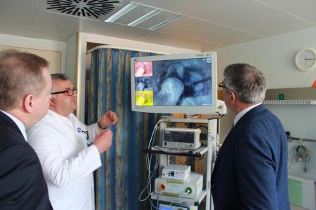Dr. Steffen Lancee (Mitte) führt Landrat Manfred Görig und Krankenhaus-Geschäftsführer Ingo Breitmeier (links) die neueste Technik vor. Foto: Sabine Galle-Schäfer/Vogelsbergkreis