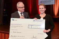 Geschäftsführer der IKK Roland Schmitt gratulierte Jungmeisterin Anika Sommer zur besten Gesundheitshandwerkerin des Jahrgangs 2017 / Quelle: Rittelmann