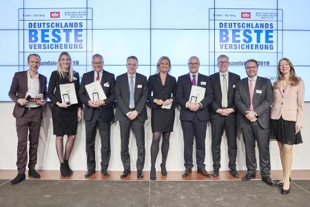 Preisverleihung „Deutschlands beste Versicherungen 2019“ in Berlin. Holten sich stellvertretend für die Ammerländer Versicherung die Auszeichnung ab: Kira Granz, Produktmanagerin Hausrat (2. v. links), Gerold Saathoff, Vorstand Vertrieb (4. v. links) / Fotocredit: Sebastian Reuter / DISQ / n-tv / Franke und Bornberg