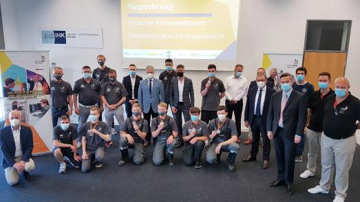 Die stolzen Wettkämpfer des Nationalwettbewerbs in den Disziplinen Elektroinstallation und Anlagenelektrik im Kreis der Jury, Betreuer sowie Gästen der Siegerehrung.