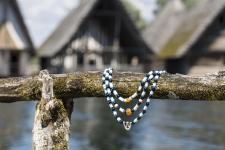 Funde aus Bernstein und Glas entstehen am Bodensee vor den Augen der Besucher wie vor 3000 Jahren / Bildt Pfahlbaumuseum Unteruhldingen