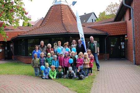 Geschäftsführerin des Naturparks, Andrea Zörnig (links), und Bürgermeister Josef Vorderwülbecke (2. v. rechts) stellen das bunte Programm zum Tag der Parke und Fleckenfest vor