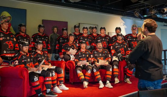 Saale_Bulls_mit_Chorleiter_Frank_Flade_v_Oper_Halle (c) Bühnen Halle.jpg