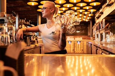 Bis zu 5.000 Gläser am Abend verlangen der Spültechnik einiges ab