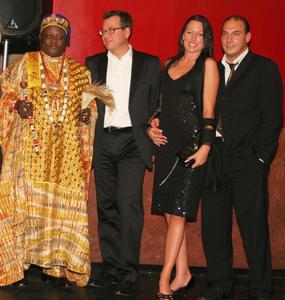 v.l.n.r. König Odu Dua von Benin, CSU-Frakt. Josef Schmid, Model Yvonne Förg, PR-Berater Dieter Pilz