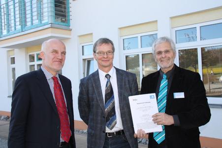 Beim Fachtag Inklusion in Herzogsägmühle wurde ein Vertrag mit dem Schongauer Welfengymnasium und der Katholischen Stiftungsfachhochschule München geschlossen. v.l. Prof. Dr. Egon Endres von der Stiftungsfachhochschule, Wilfried Knorr, Direktor Herzogsägmühle, und Dr.Wolfgang Gebler, Direktor Welfengymnasium