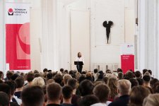 Die Präsidentin der Technischen Hochschule Lübeck begrüßt die neuen Erstsemester in der Hochschulkirche St. Petri