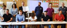 In der Lohrtalschule freut man sich gemeinsam mit den Bildungspartnern über die künftige Zusammenarbeit. Unser Bild zeigt (von links): Sybille Brauch und Jochen Fröscher vom Mercedes Autohaus Gramling, Simone Mosca und Dirk Brislinger von der Mosca GmbH, den Vertreter der IHK, Christian Ressel, die für das Projekt verantwortliche Lehrerin in der Lohrtalschule, Kochurani Weber, Leonard Kopp, Ausbildungs- und Nachwuchssicherungsberater der Handwerkskammer Mannheim Rhein-Neckar-Odenwald, Lukas Roth