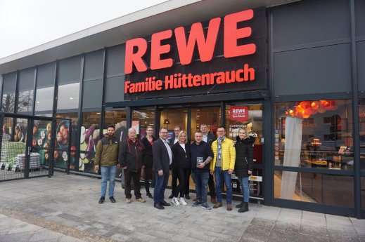 20230330 REWE Familie Hüttenrauch feiert Wiedereröffnung © WMG Wolfsburg.JPG