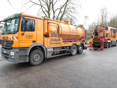 Altöl-Havarie in Alsfeld: Die Arbeiten zur Reinigung des Regenkanals haben am Mittwoch sofort begonnen, Foto: Wasserbehörde