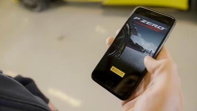 Auf dem Genfer Automobil-Salon präsentiert Pirelli den neuen Pirelli P Zero Winter und die neue App "Track Adrenaline"