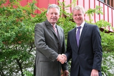 Der designierte Generalsekretär des Zentralverbandes des Deutschen Handwerks (ZDH), Holger Schwannecke (links), gratuliert dem Hauptgeschäftsführer der Mannheimer  Kammer, Dieter Müller, zum Ehrenzeichen in Gold