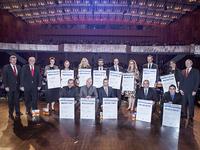 Stolz präsentierten sich die jeweils besten Meisterinnen und Meister aus 13 Berufen zusammen mit Kammerpräsident Walter Tschischka (2. von links) Viezepräsident Martin Sättele (links) und Viezepresident Alois Jöst (rechts) dem Fotografen (Foto: Thomas, Mannheim)