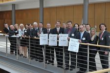 Glückliche Gewinner: Die Top-3-Betriebe freuen sich zusammen mit den Jurymitgliedern und dem Präsidenten des Zentralverbandes Deutsches Kraftfahrzeuggewerbe, Robert Rademacher (7. v. li.) über ihren Erfolg. (Foto: »kfz-betrieb«)