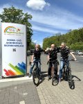 Uwe Fehr, Bernd Gockel und Thomas Schmitz (v. li.) mit ihrem Tour-Reporter Maximilian Schmitz zu Besuch im Kinder- und Jugendhospiz „Regenbogenland“.
Foto: Dachdecker Verband Nordrhein