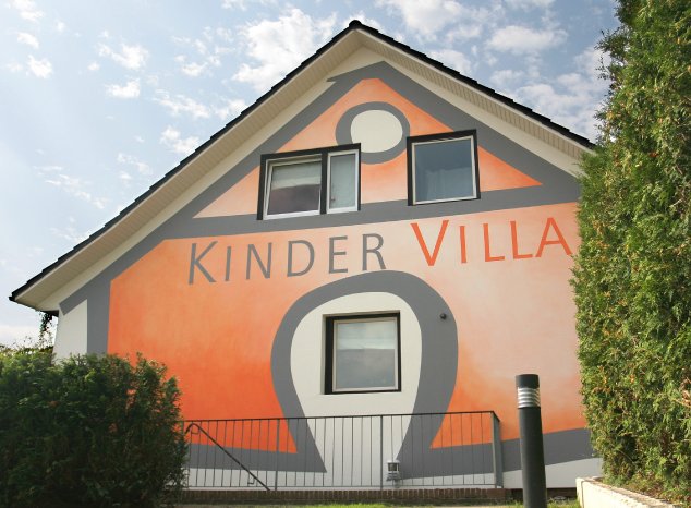 Kinder Villa aussen.JPG