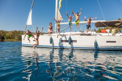 Im Segelurlaub in Kroatien vom Schiff ins Wasser