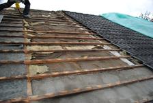 So sieht es unter vielen Dacheinde-ckungen aus – und damit wird die Wärmedämmung nach der EnEV 2014 nach DIN 4108-2: 2013-02 nicht erfüllt. Außerdem wird teure Energie unnötig „verheizt“.