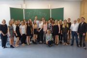Abschluss-Schülerinnen und Schüler mit Lehrkräften