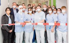 Eine Auszubildende eröffnet symbolisch die Station Kolibri (Bild: Markus Kümmerle, Städtisches Klinikum Karlsruhe)