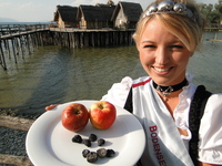 Die Bodensee-Apfelprinzessin mit den Resten der 5000 Jahre alten Holäpfeln aus den Pfahlbauten
