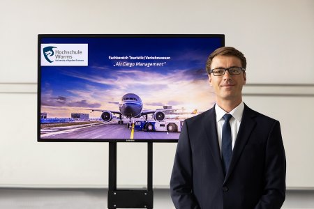 Mit der Berufung von Erik Hemmer für die Professur Air Cargo Management des Fachbereichs Touristik/Verkehrswesen wird die Faszination Luftfracht unter zukunftsorientierten Perspektiven weiterentwickelt. Foto / Dorothea Hoppe-Dörwald