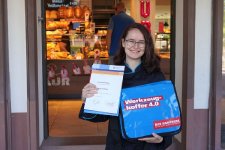 Schwarz auf weiß: Hanna Schiebel freut sich über die Auszeichnung zum 