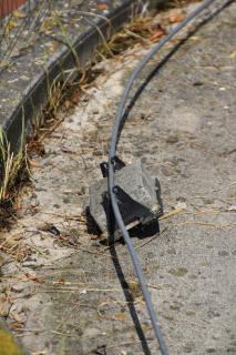 Dieser Blitzschutz wird weder vor Blitzeinschlag schützen noch das nächste Unwetter überstehen.