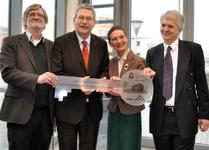 Von links: Prof. Dr. Uwe Englisch (Direktor des CIB), Prof. Dr. Stefan Bartels (Präsident der FH Lübeck), Dr. Cordelia Andreßen (Staatssekretärin), Hans-Adolf Bilzhause (Geschäftsführer der GMSH)