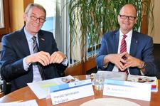 Präsident Harald Herrmann (links) und Hauptgeschäftsführer Dr. Joachim Eisert (rechts) informierten im Vorfeld der Sommervollversammlung der Handwerkskammer Reutlingen über aktuelle handwerkspolitische Themen..