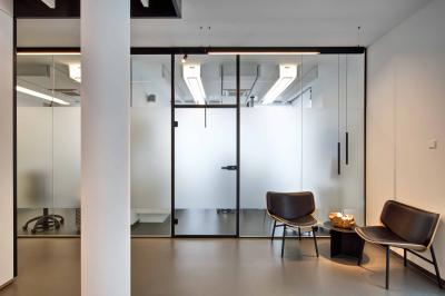 Eine Aluzarge mit schwarzem Rahmen und Beschlägen in Kombination mit einem mattweißen Siebdruck rundet den Industrial Style perfekt ab.