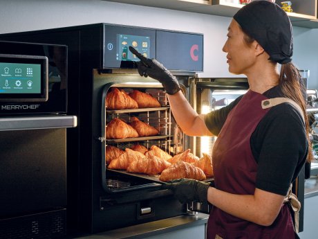 Convotherm_mini pro_6-10 black_action with croissants chef_300dpi.jpg