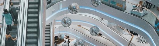 Viele Arbeitnehmer befürchten Stellenstreichungen nach der Fusion von Kaufhof und Karstadt. KLUGO vermittelt den passenden Anwalt, der sofort Rechtshilfe bietet / Bild: ots/KLUGO GmbH