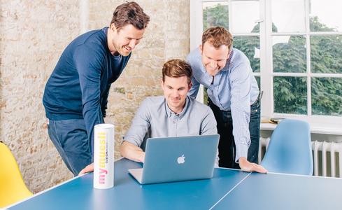 Die Idee zu ihrem Müsli-Shop hatten die Betriebswirtschafts-Absolventen Hubertus Bessau und Philipp Kraiss sowie der Jurist Max Wittrock im Jahr 2005 in ihrer Passauer Studenten-WG. Foto: obx-news/Viktor Strasse