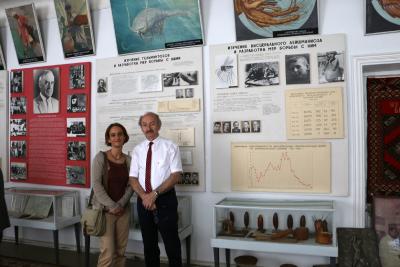 Projektmeeting in Samarkand am Isaev-Forschungsinstitut für medizinische Parasitologie - Besuch des Museums zur fast 100-jährigen Geschichte des Isaev Instituts und der parasitologischen Forschung in Usbekistan (auf dem Foto: Dr. Ara Keshishyan aus Armenien und Dr. Sofia Cortes aus Portugal) / Fotograf / Quelle: TH Wildau / Katrin Kuhls