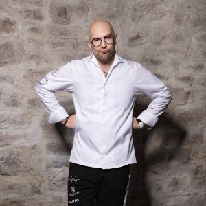 Benedikt Faust, Küchenchef im Gourmetrestaurant KUNO 1408 im Best Western Premier Hotel Rebstock in Würzburg, hat AromiA im vergangenen Jahr ins Leben gerufen. Dieses Mal findet das kulinarische Event auf einem Flussschiff auf dem Main statt