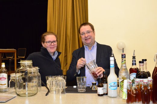 Bernd Duncker präsentiert mit Dörte Kebbel den Flaschenpost-Cocktail für die Grüne Woche 2020©To.JPG