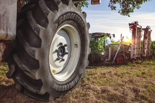 Die großen Stollen der Bridgestone Premium-Landwirtschaftsreifen VX-Tractor arbeiten besonders s.jpg