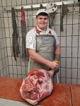 Azubi Moritz Asprion liebt an seinem Beruf einfach alles. Vom Schlachten bis zum Partyservice, der Beruf des Fleischers findet der 19-Jährige angehende Fleischer abwechslungsreich und spannend. / Foto: Metzgerei Kohler
