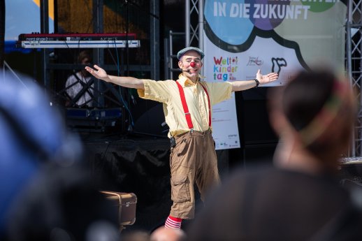 devkj-pm-2026-09-09-weltkindertag-clown-olli-juergen-naber.jpg