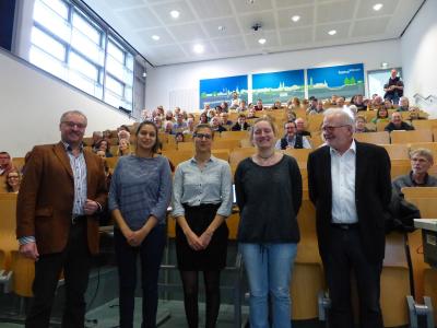 Die Referentinnen und Referenten des 12. Bremer Treffens zur Biodiversität der Pflanzen und der Pilze (v.l.n.r.): Prof. Dr. Dietmar Zacharias, Ana Meyer (Hochschule Bremen), Eva Vogel (Universität für Bodenkultur Wien), Nina Fahs (Hochschule Bremen) und Prof. Dr. Dietmar Brandes (TU Braunschweig) im hanseWasser-Hörsaal der Hochschule Bremen. - Foto: Ilka Strubelt / Hochschule Bremen