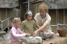Beim Getreide mahlen à la Steinzeit in den Pfahlbauten (Copyright Pfahlbaumuseum Unteruhldingen )