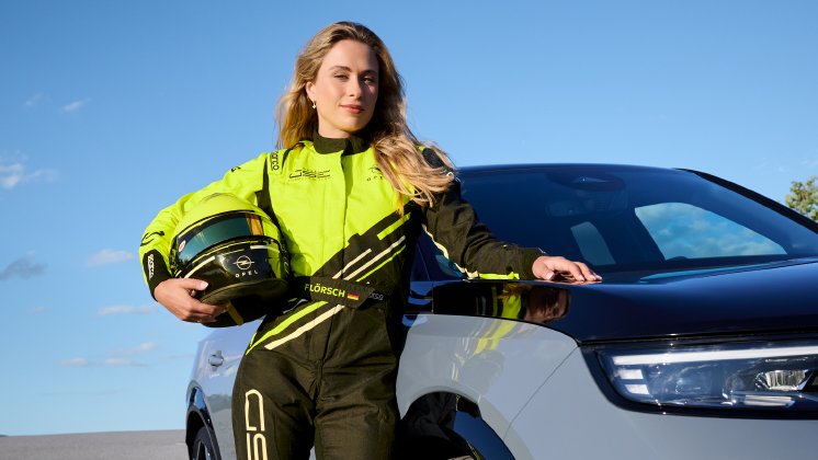 renn-dna-fuer-die-strasse-mit-markenbotschafterin-sophia-floersch-die-rennsportwurzeln-des-.jpg