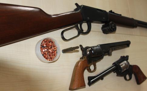 Die Waffenbehörde im Ordnungsamt der Kreisverwaltung kann viele Beispiele zeigen, wenn es um Waffen geht, die sich illegal im Besitz befanden / Foto: Erich Ruhl-Bady