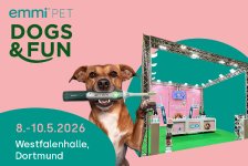 Hund mit der neusten Ultraschallzahnbürste NEO neben Messestand