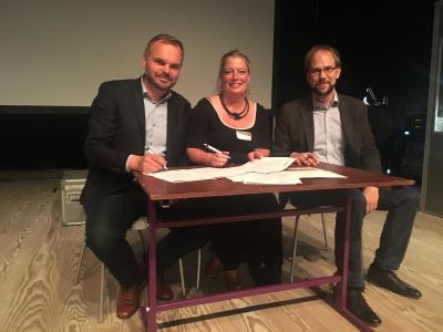 Die drei Museen unterschreiben das Gründungsdokument für den NORDMUS-Verbund / Foto: Museum Lolland-Falster: v.l.: Eskil Vagn Olsen, Ulla Schaltz und Stephan Meinhardt