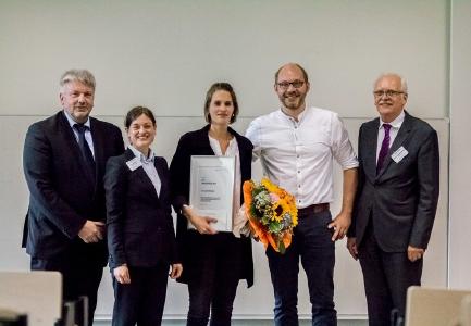 Ausgezeichnete Abschlussarbeit: Den Förderpreis der Deutschen Kautschuk-Gesellschaft e.V. erhielt Bachelorabsolventin Claudia Rießelmann (Mitte) aus den Händen von Dr. Veronika Beer (2. von links). Zu den ersten Gratulaten zählten (von links): Torsten Ratzmann (Pöppelmann GmbH), Daniel Hannöver (Pöppelmann GmbH) und Prof. Dr. Norbert Vennemann (Hochschule Osnabrück). Foto: Nicole Hülsmann